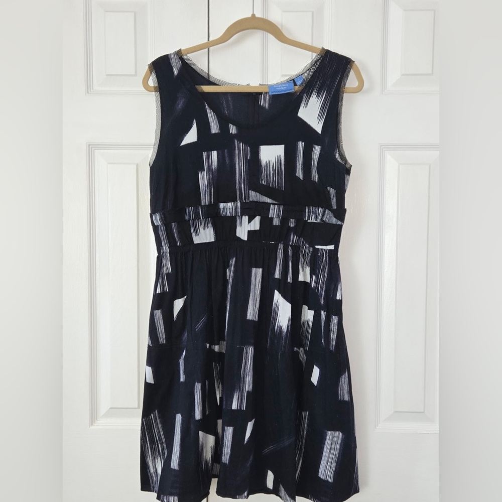 Simply Vera Vera Wang Black and White Abstract Midi Dress with pockets!